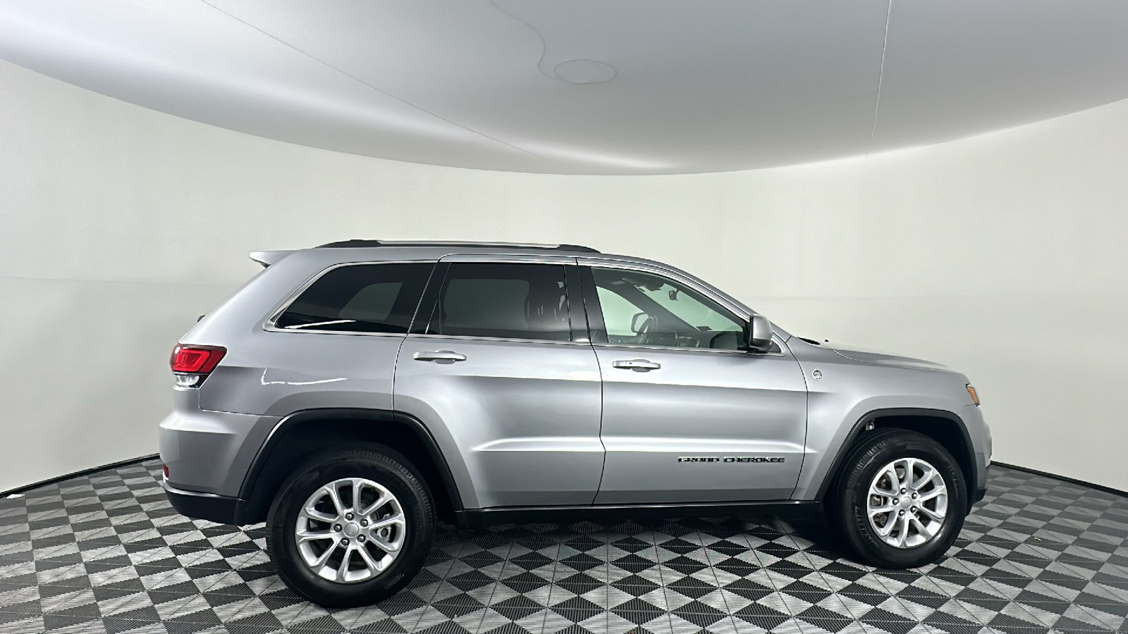 2021 Jeep Grand Cherokee Laredo E 18