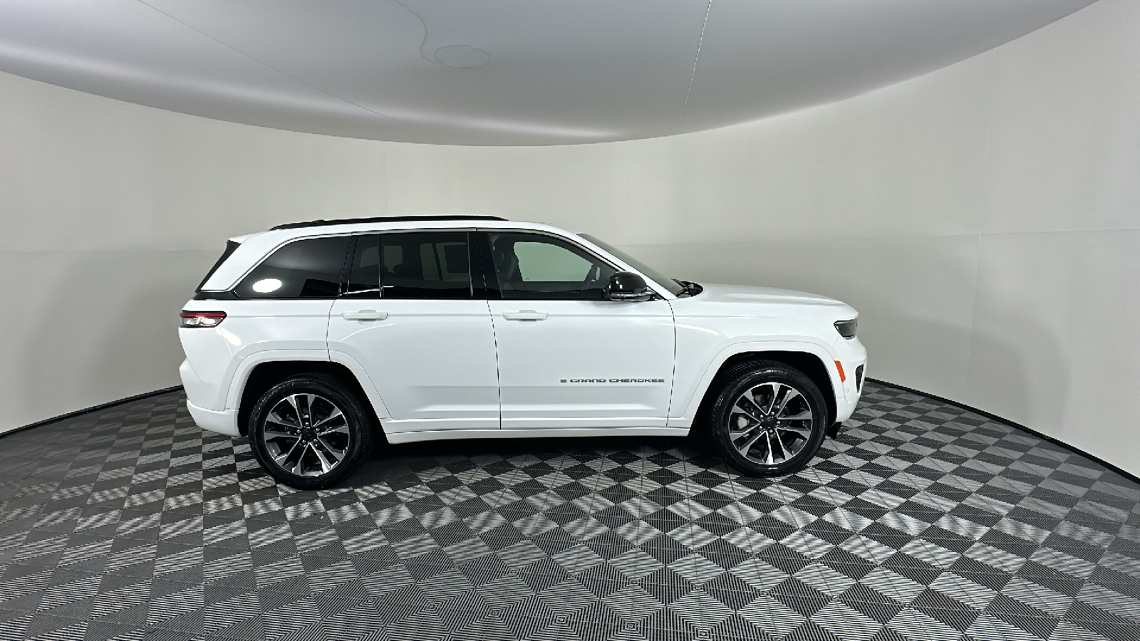 2024 Jeep Grand Cherokee Overland 19