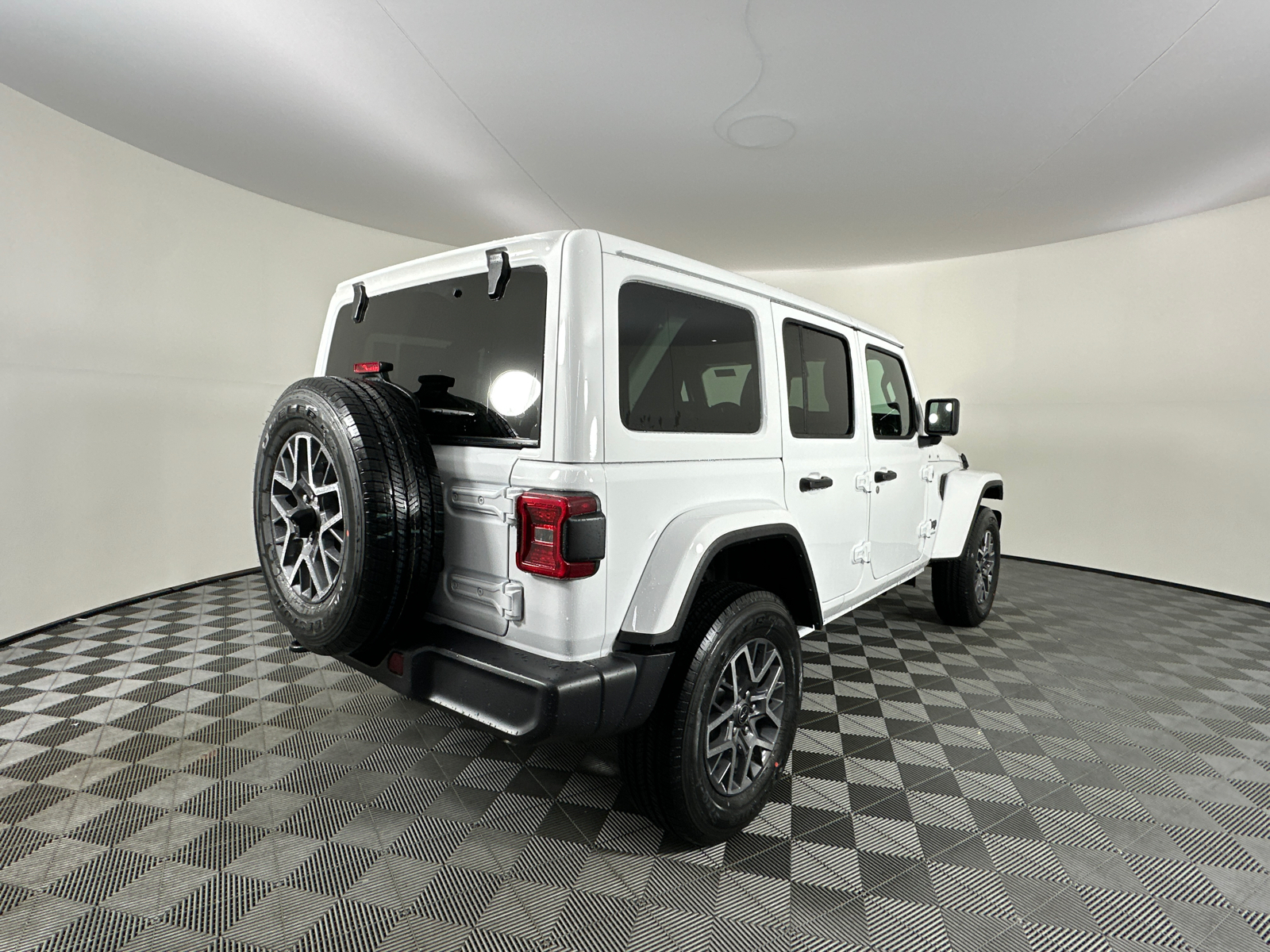 2025 Jeep Wrangler Sahara 14