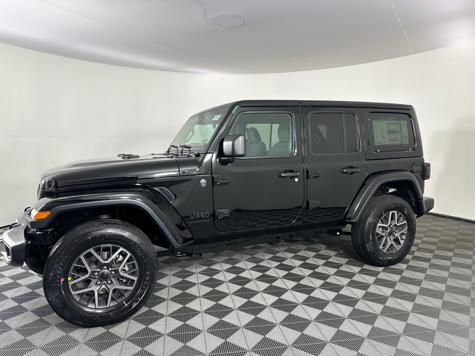 2025 Jeep Wrangler Sahara 9