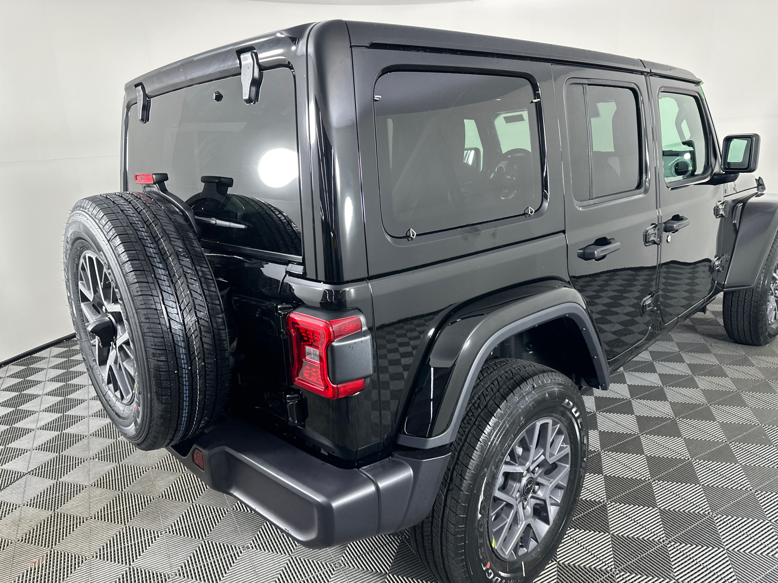 2025 Jeep Wrangler Sahara 18