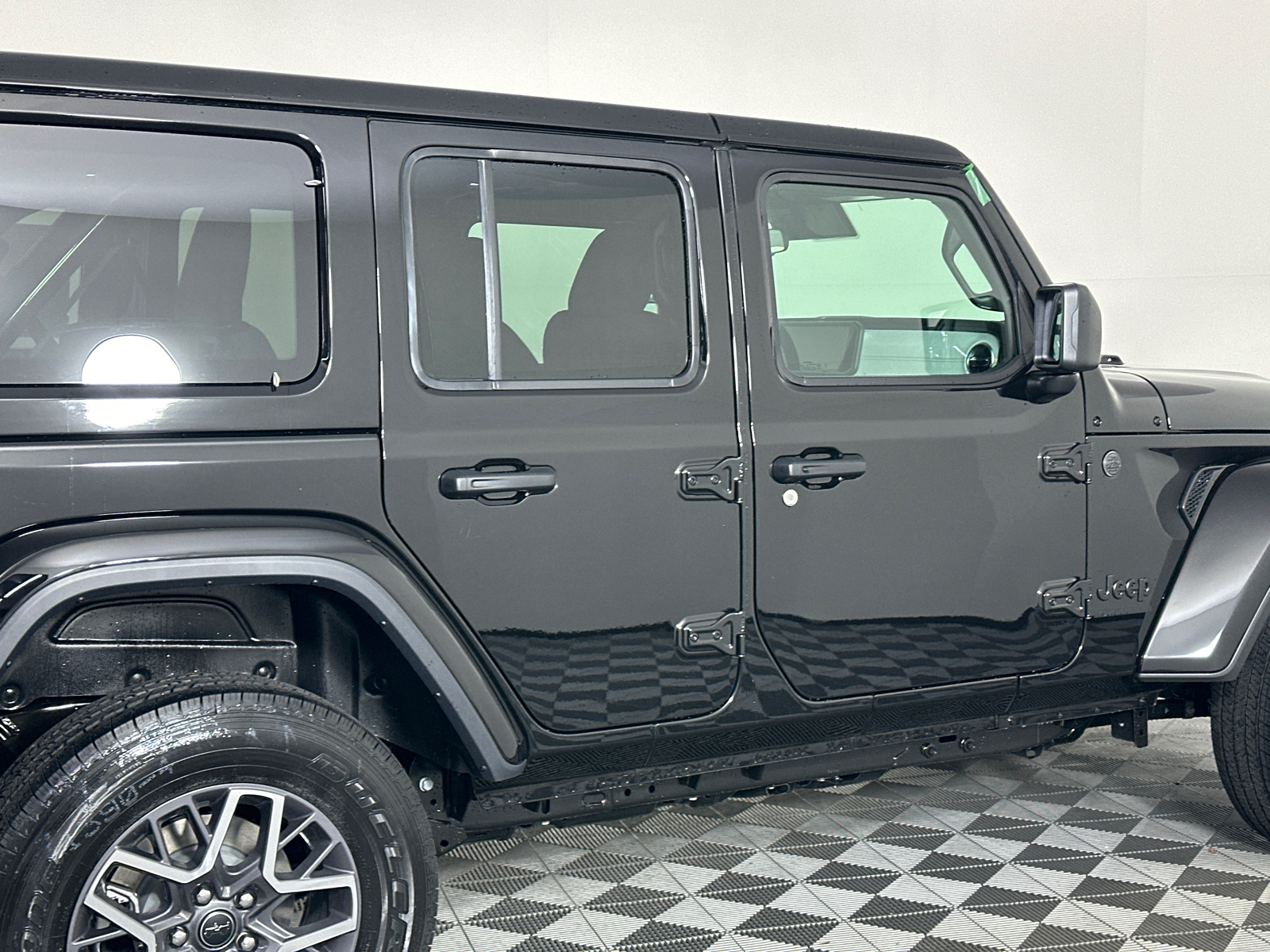 2025 Jeep Wrangler Sahara 21