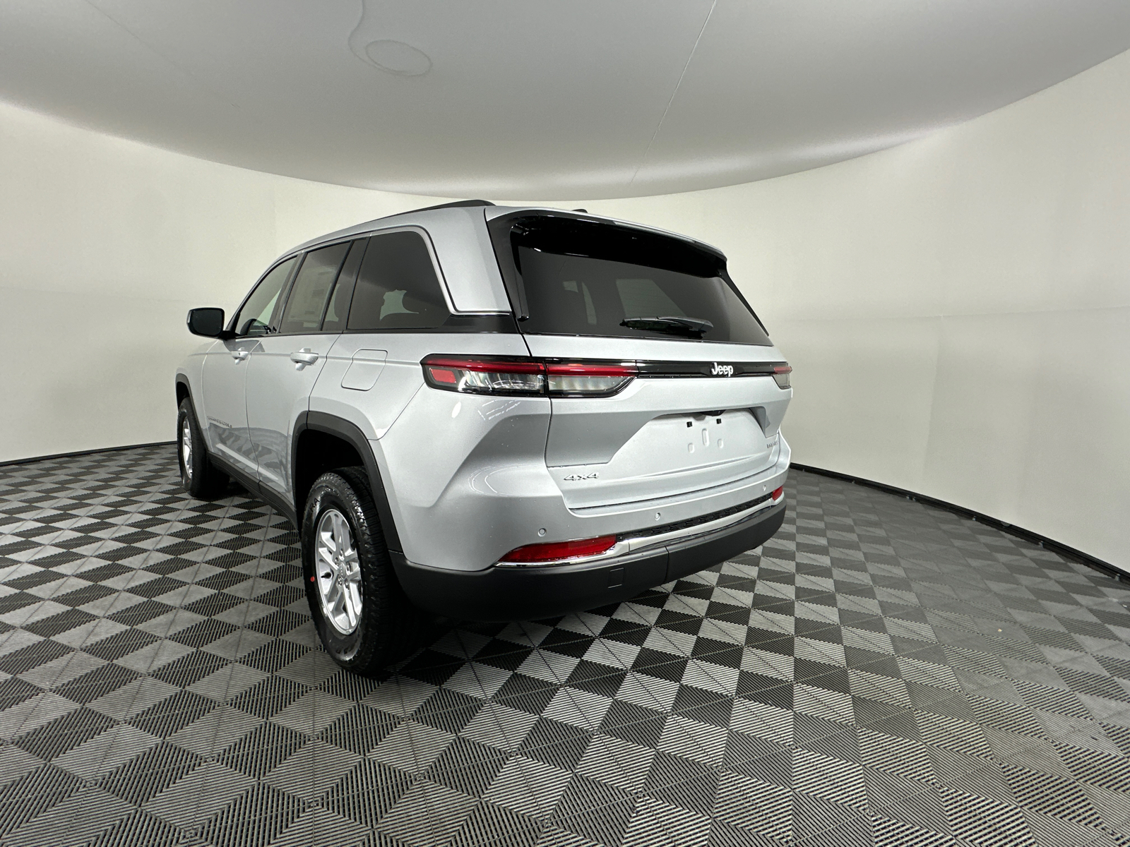 2025 Jeep Grand Cherokee Laredo 10