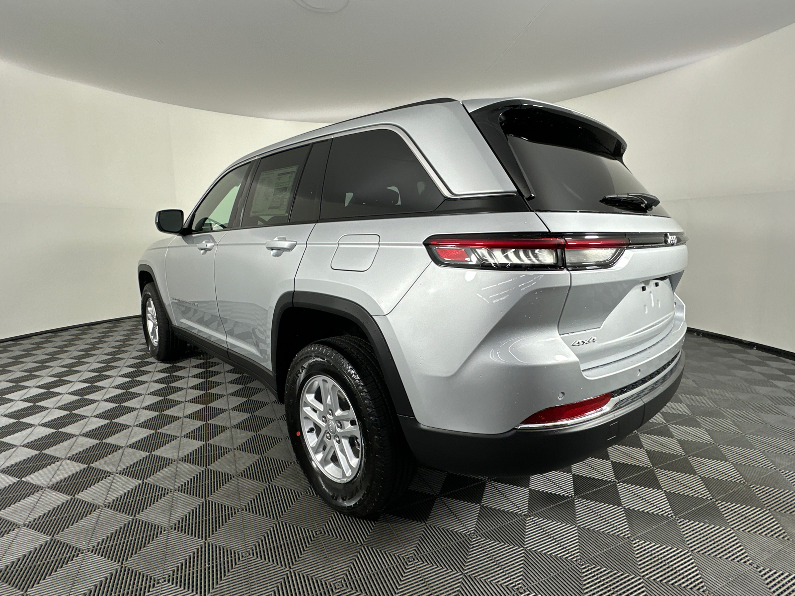 2025 Jeep Grand Cherokee Laredo 11