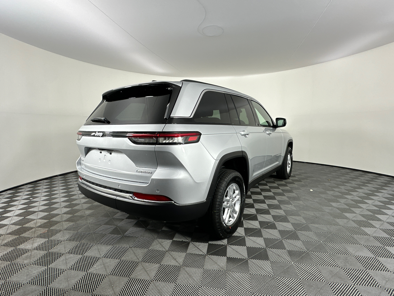 2025 Jeep Grand Cherokee Laredo 15