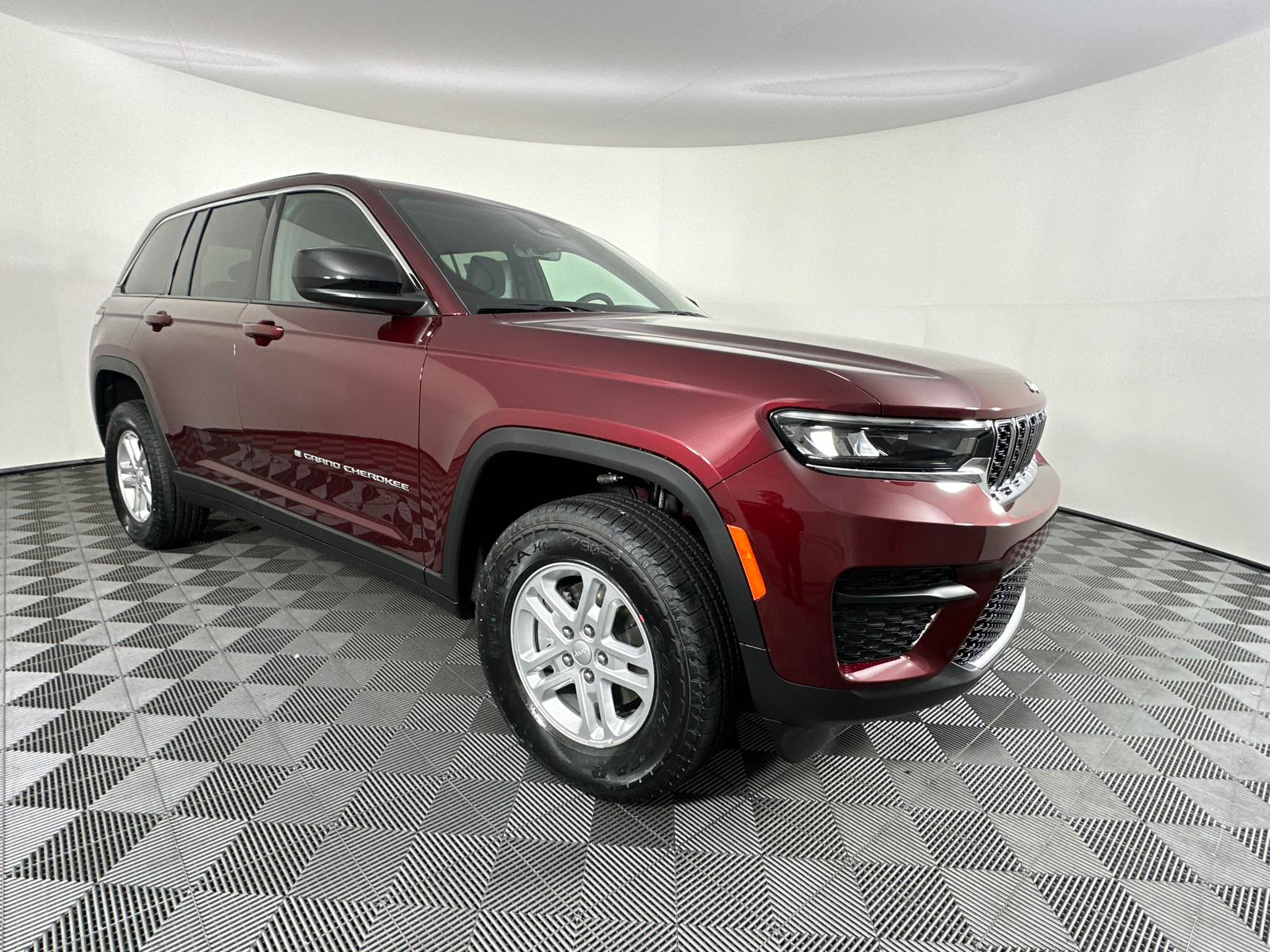 2025 Jeep Grand Cherokee Laredo 2