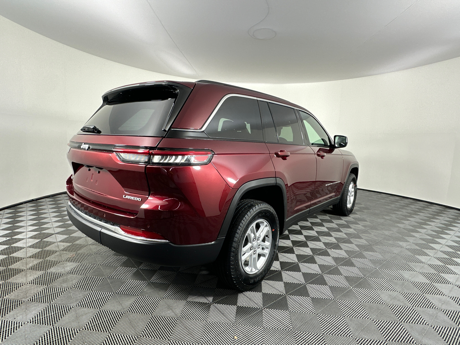 2025 Jeep Grand Cherokee Laredo 16