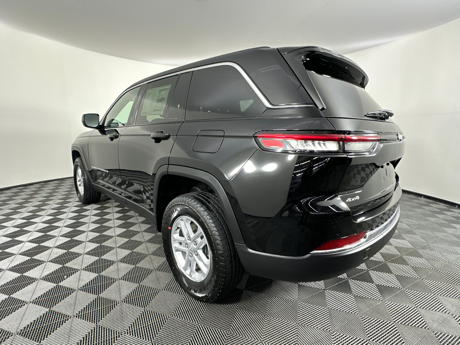 2025 Jeep Grand Cherokee Laredo 11