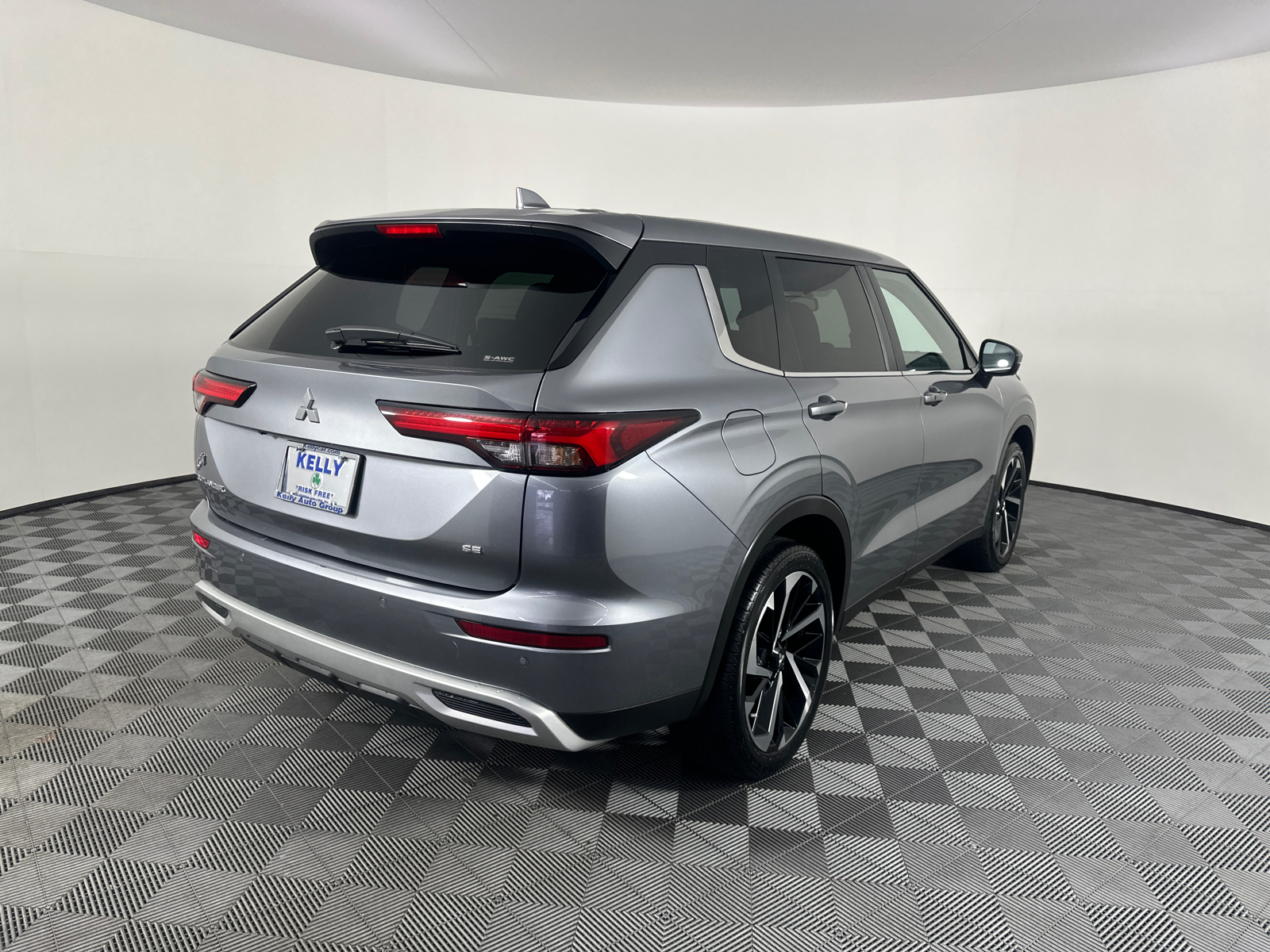 2023 Mitsubishi Outlander ES 18