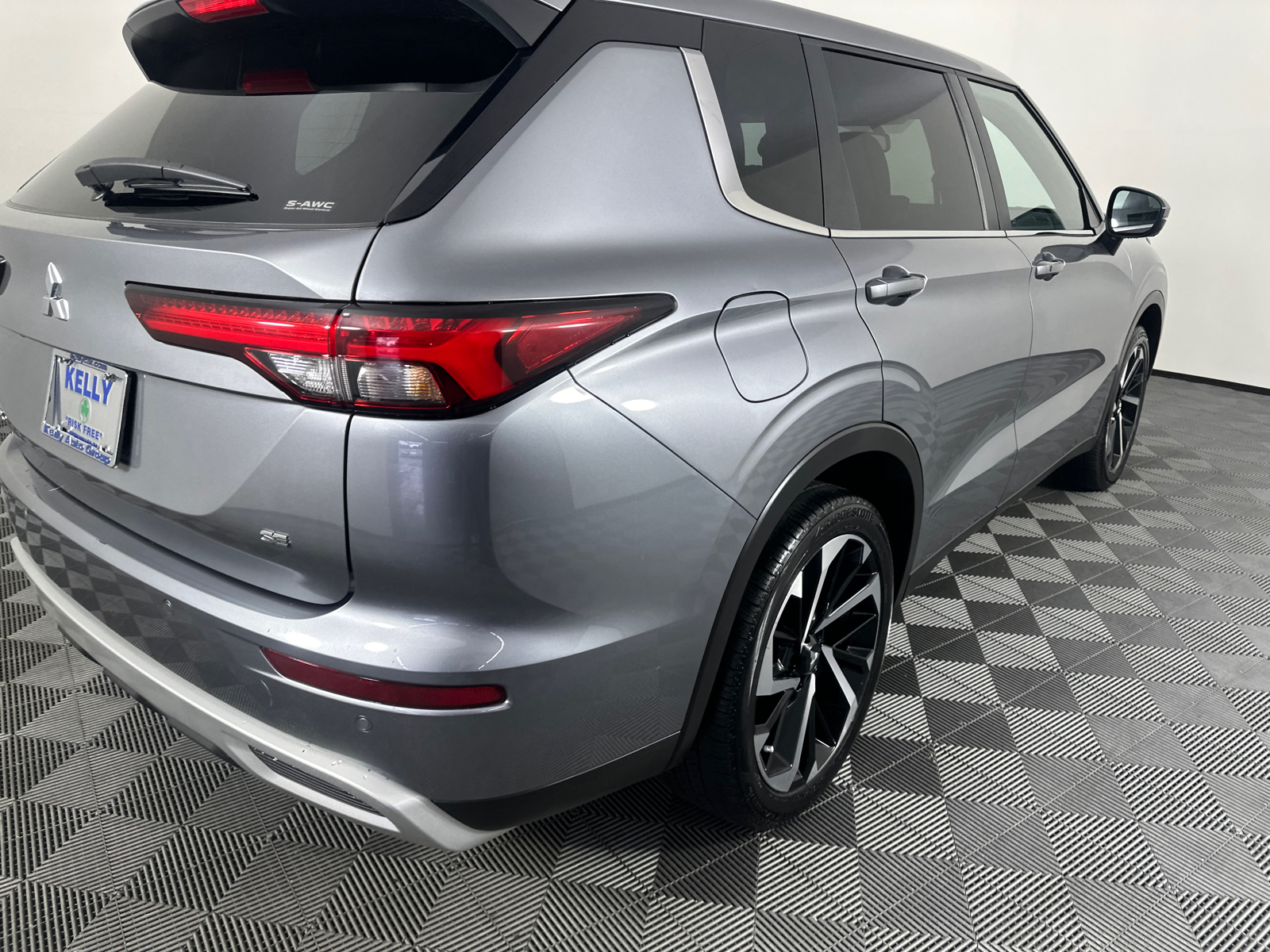 2023 Mitsubishi Outlander ES 19