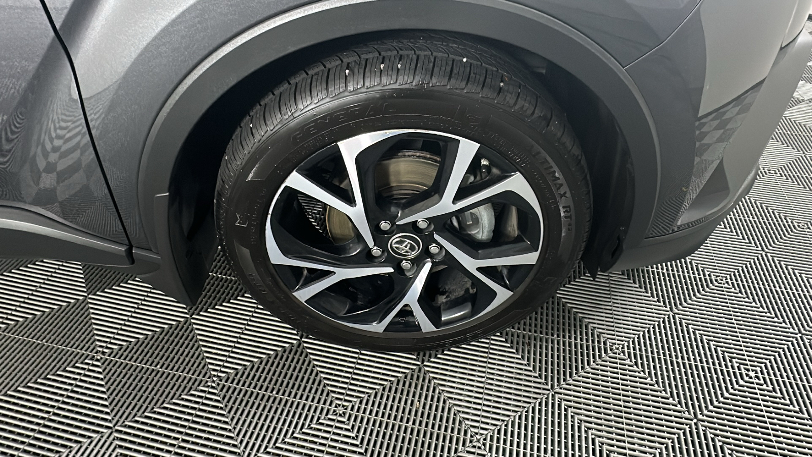 2019 Toyota C-HR XLE 3