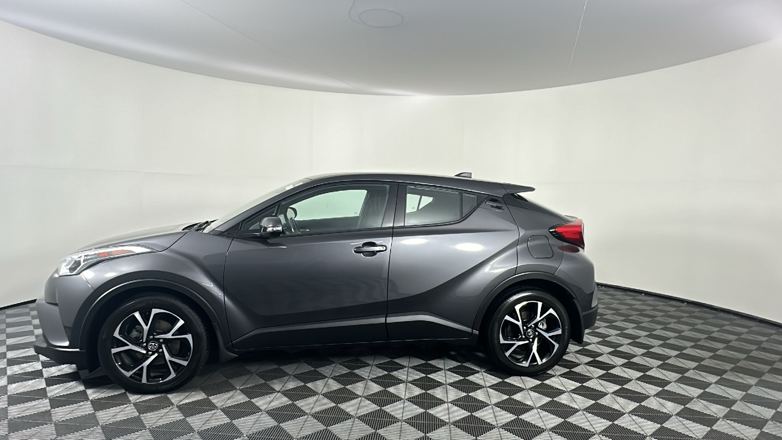 2019 Toyota C-HR XLE 9