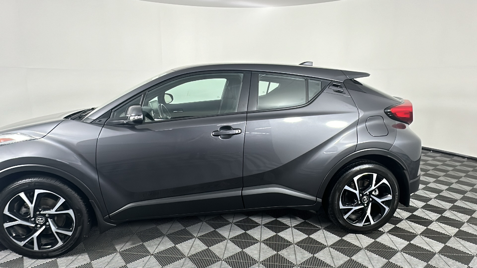 2019 Toyota C-HR XLE 10