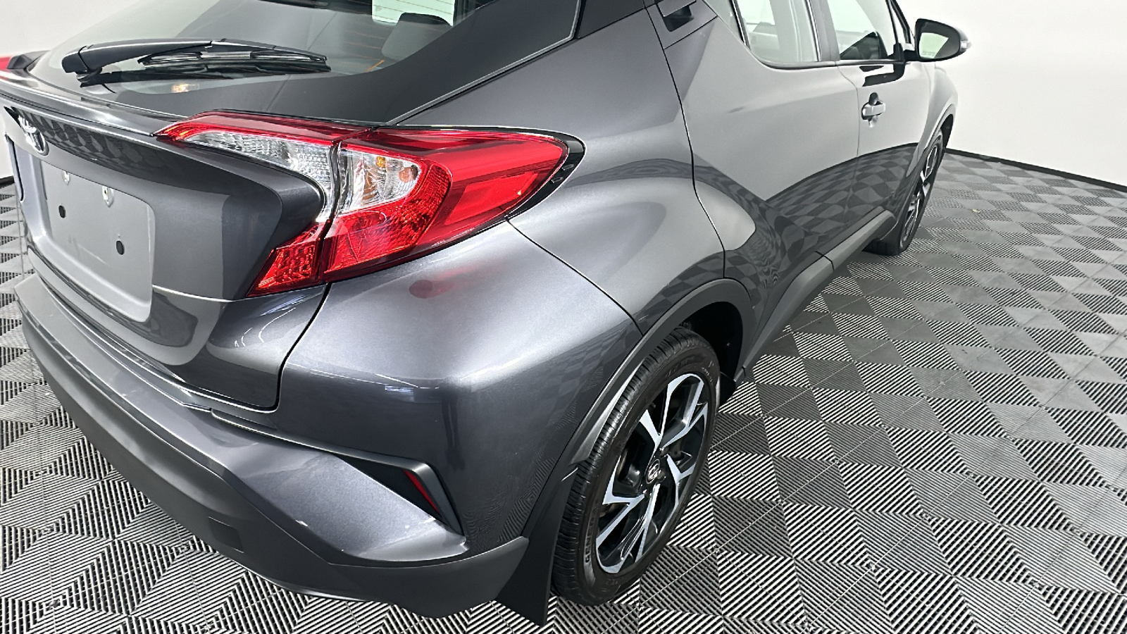 2019 Toyota C-HR XLE 19