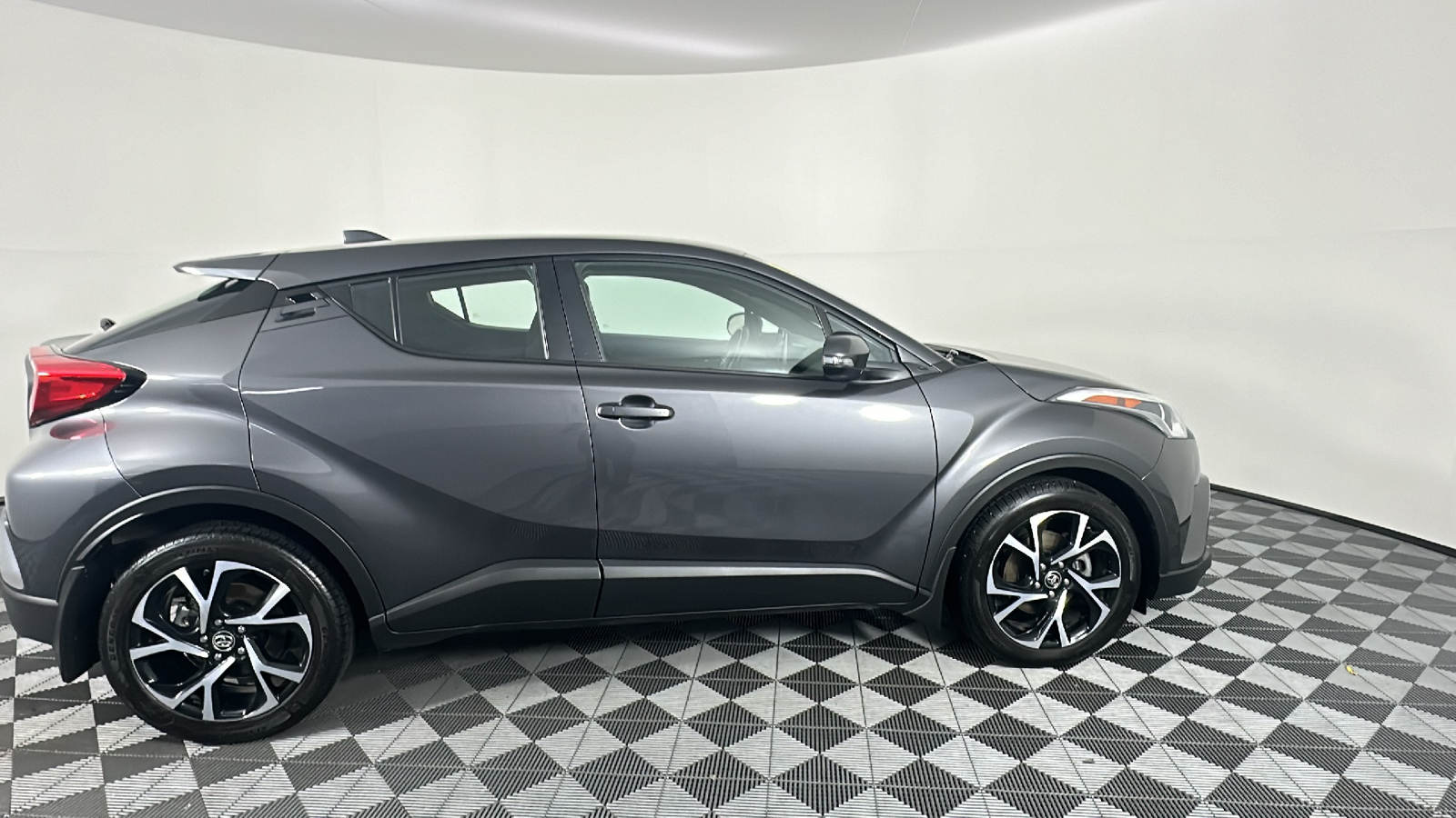 2019 Toyota C-HR XLE 22