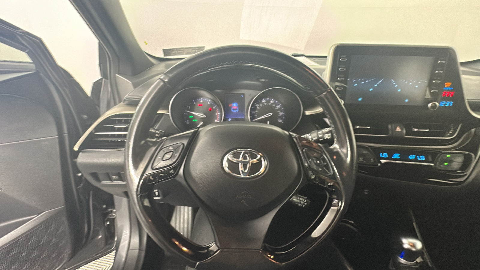 2019 Toyota C-HR XLE 34