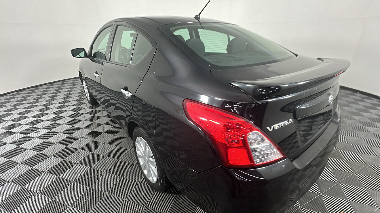 2018 Nissan Versa S 10