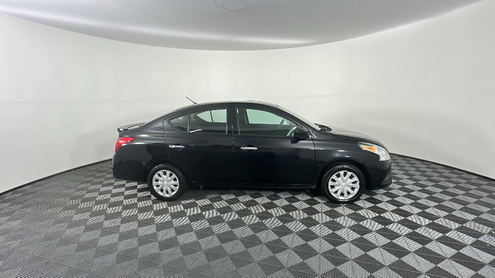 2018 Nissan Versa S 17