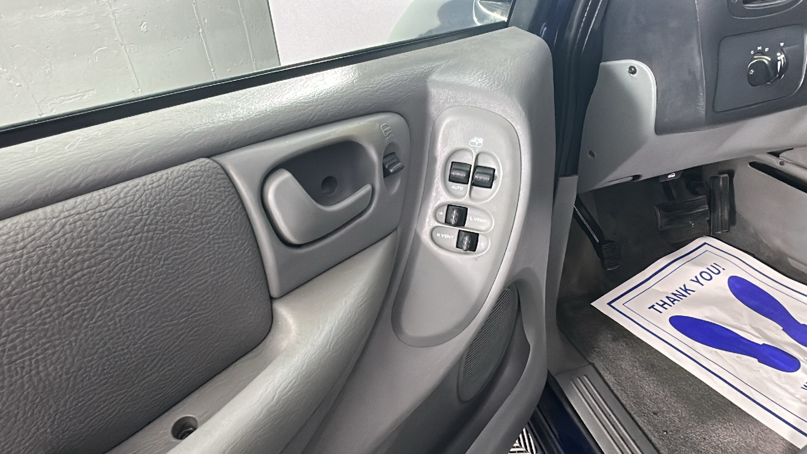 2004 Chrysler Town & Country LX 28