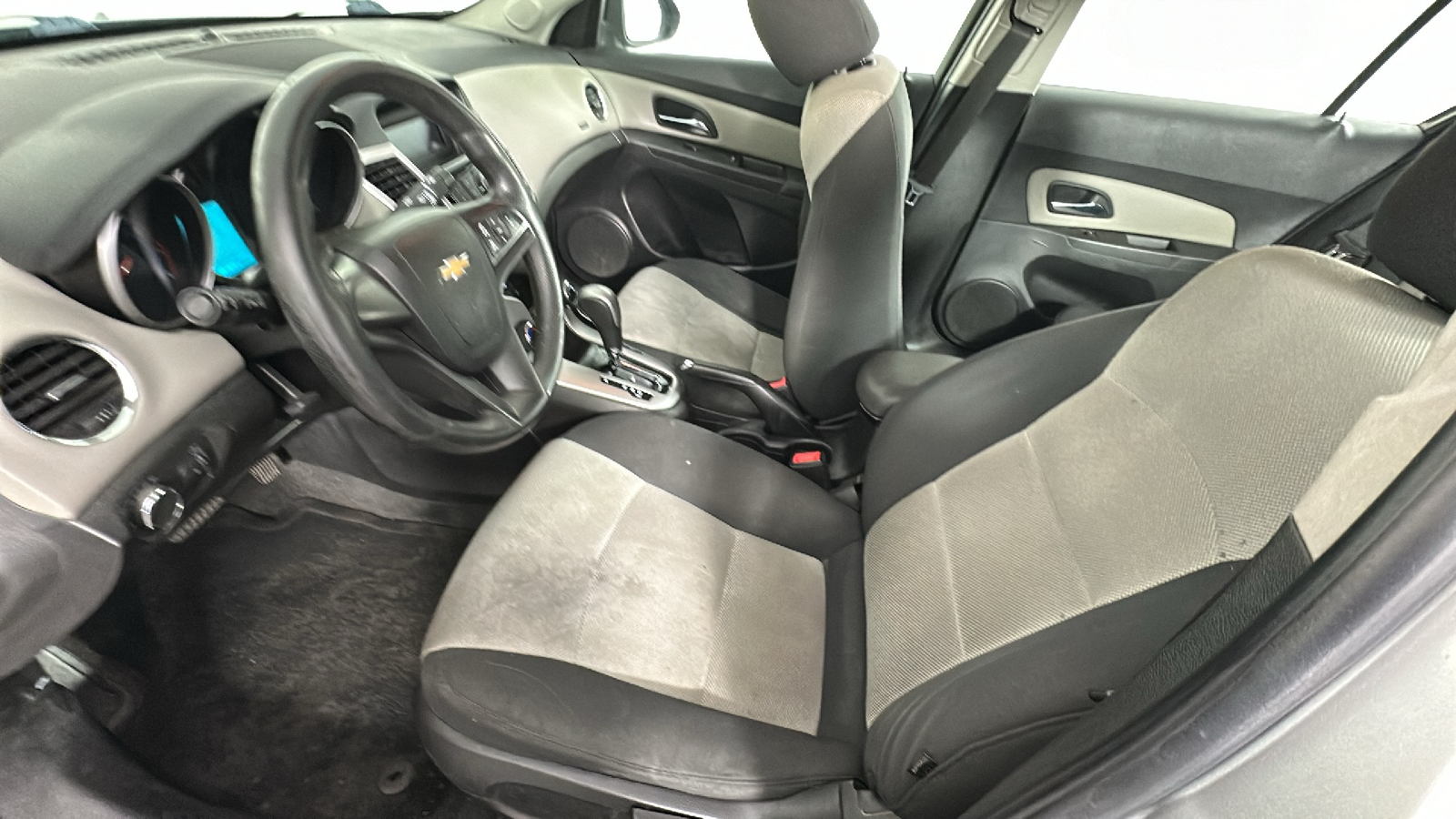 2015 Chevrolet Cruze LS 31
