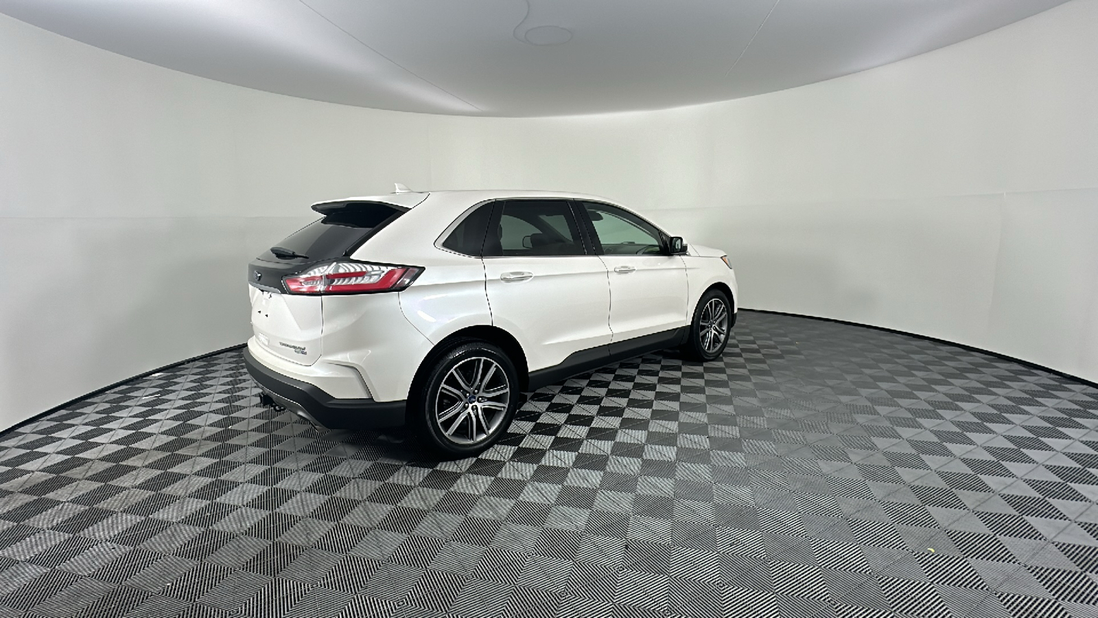 2019 Ford Edge Titanium 16