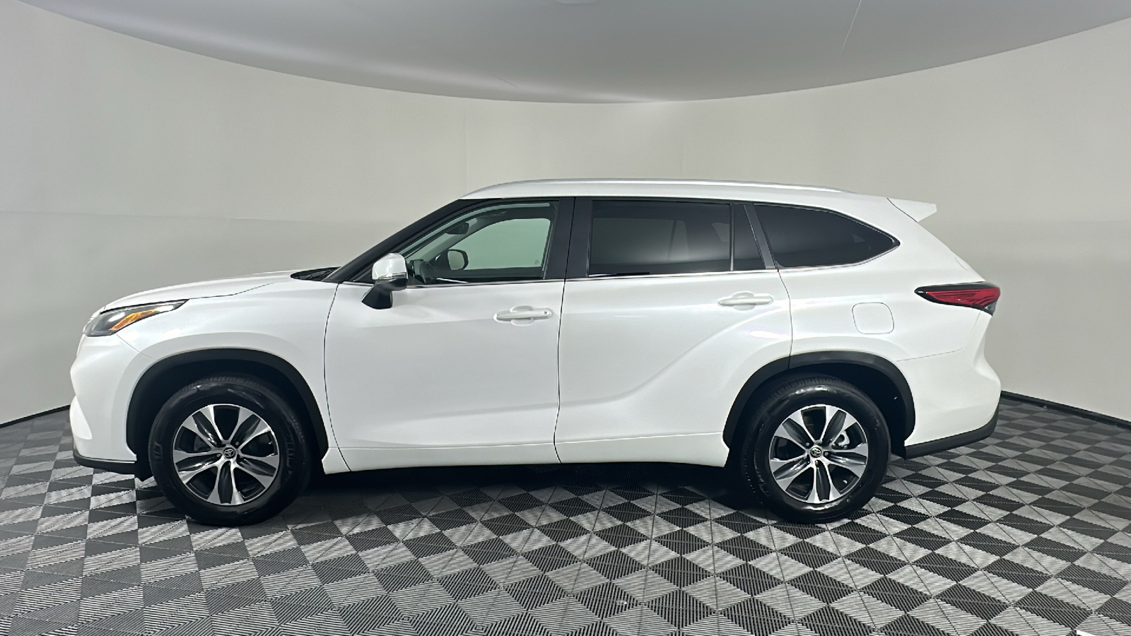 2023 Toyota Highlander XLE 9