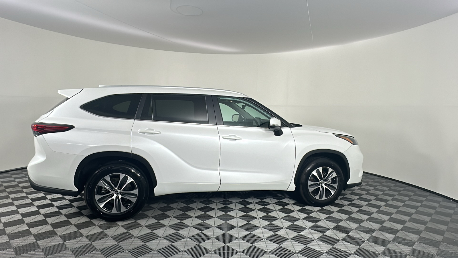 2023 Toyota Highlander XLE 23