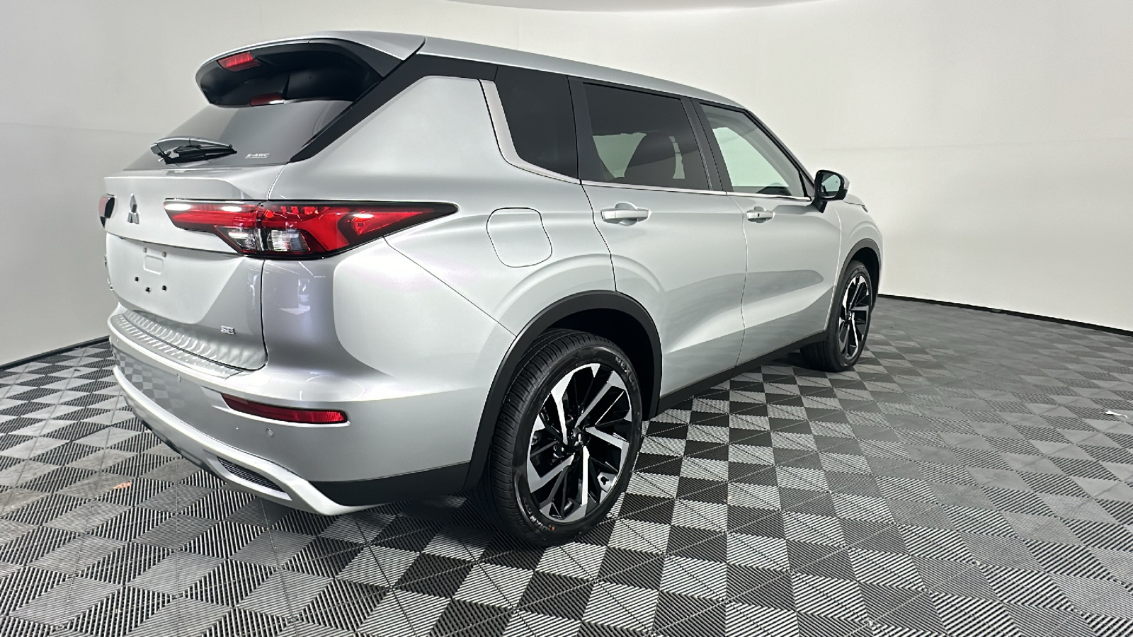 2024 Mitsubishi Outlander SE 18