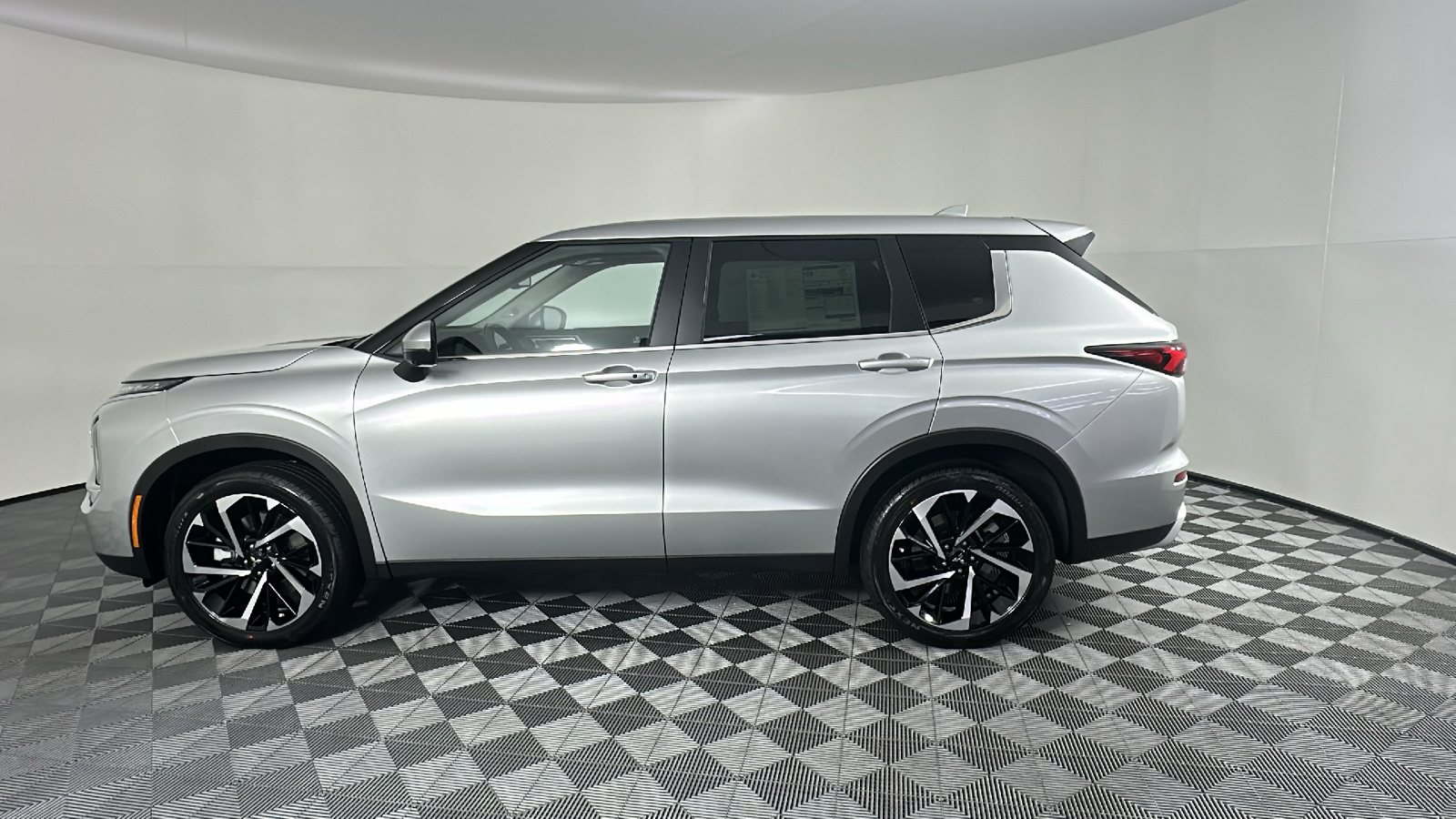 2024 Mitsubishi Outlander SE 9