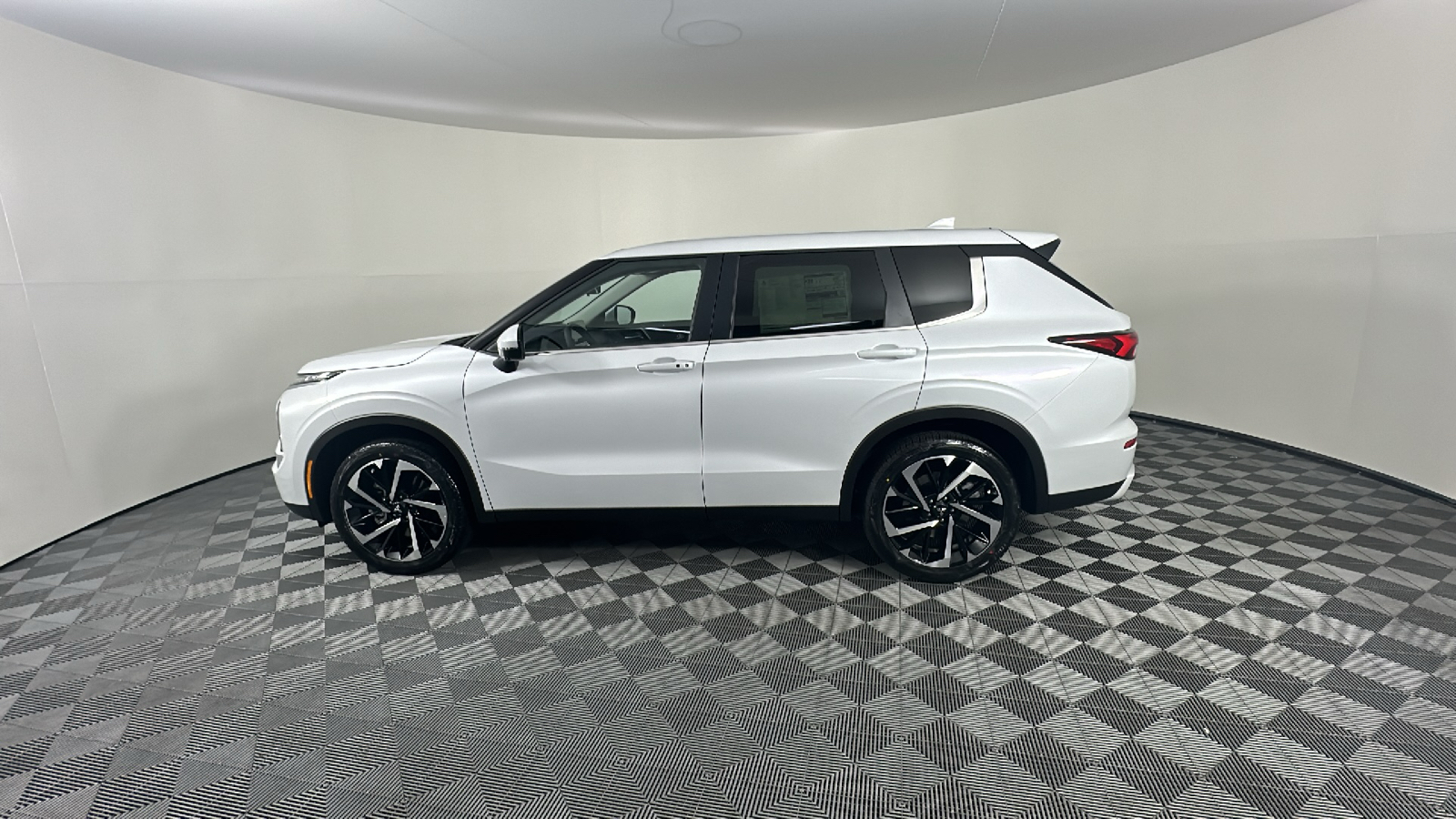 2024 Mitsubishi Outlander SE 7