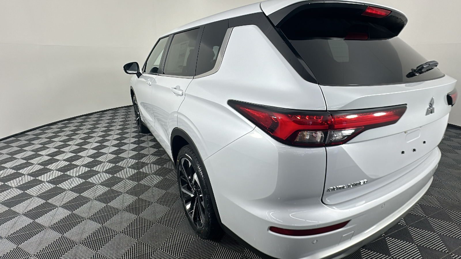 2024 Mitsubishi Outlander SE 10