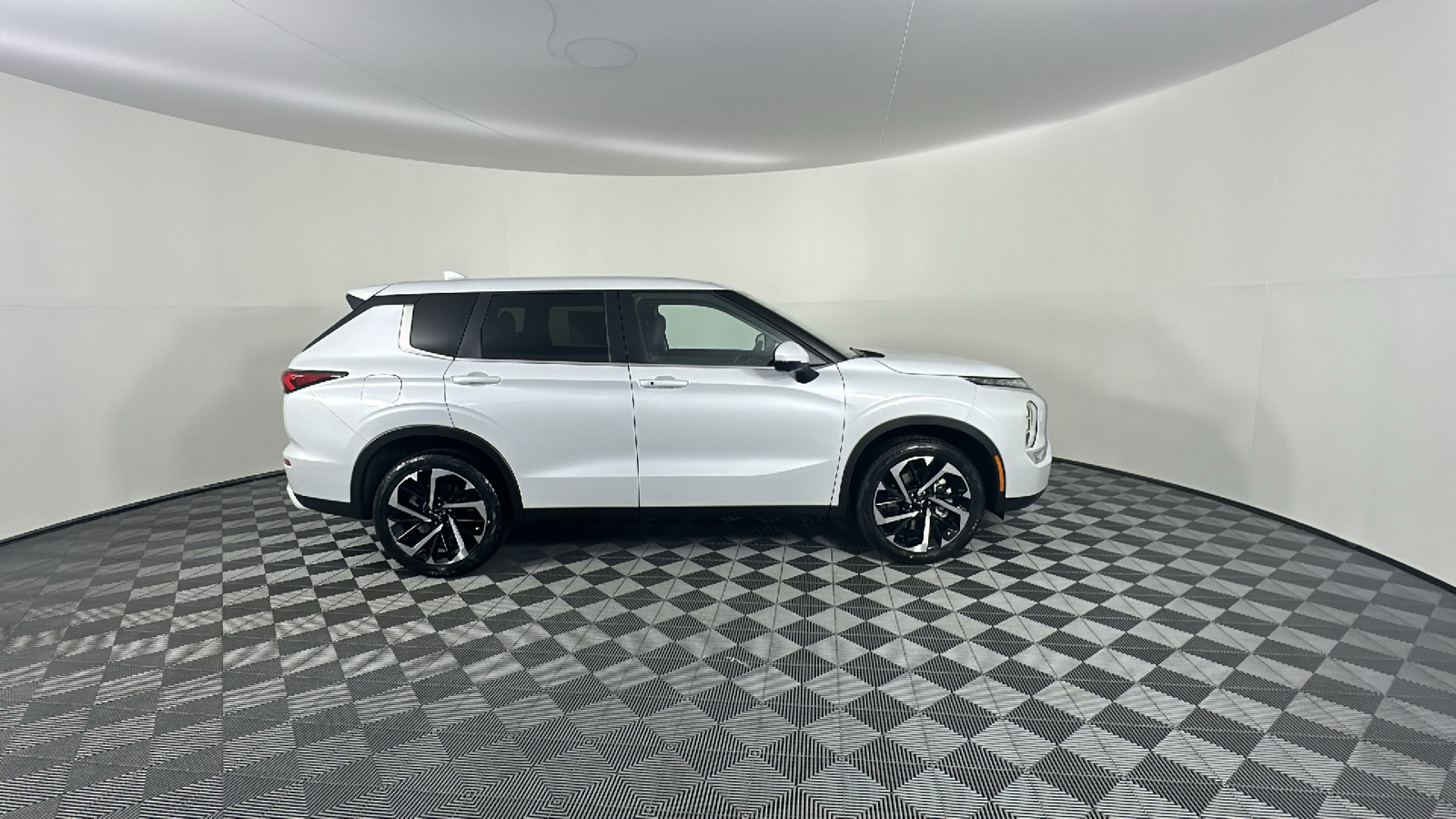 2024 Mitsubishi Outlander SE 19