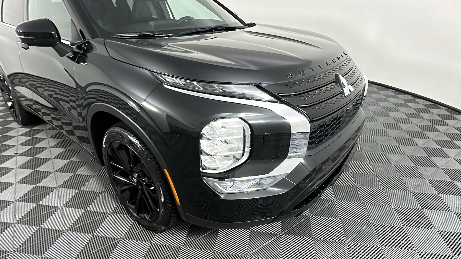 2024 Mitsubishi Outlander SE Black Edition w/Pano Roof 2