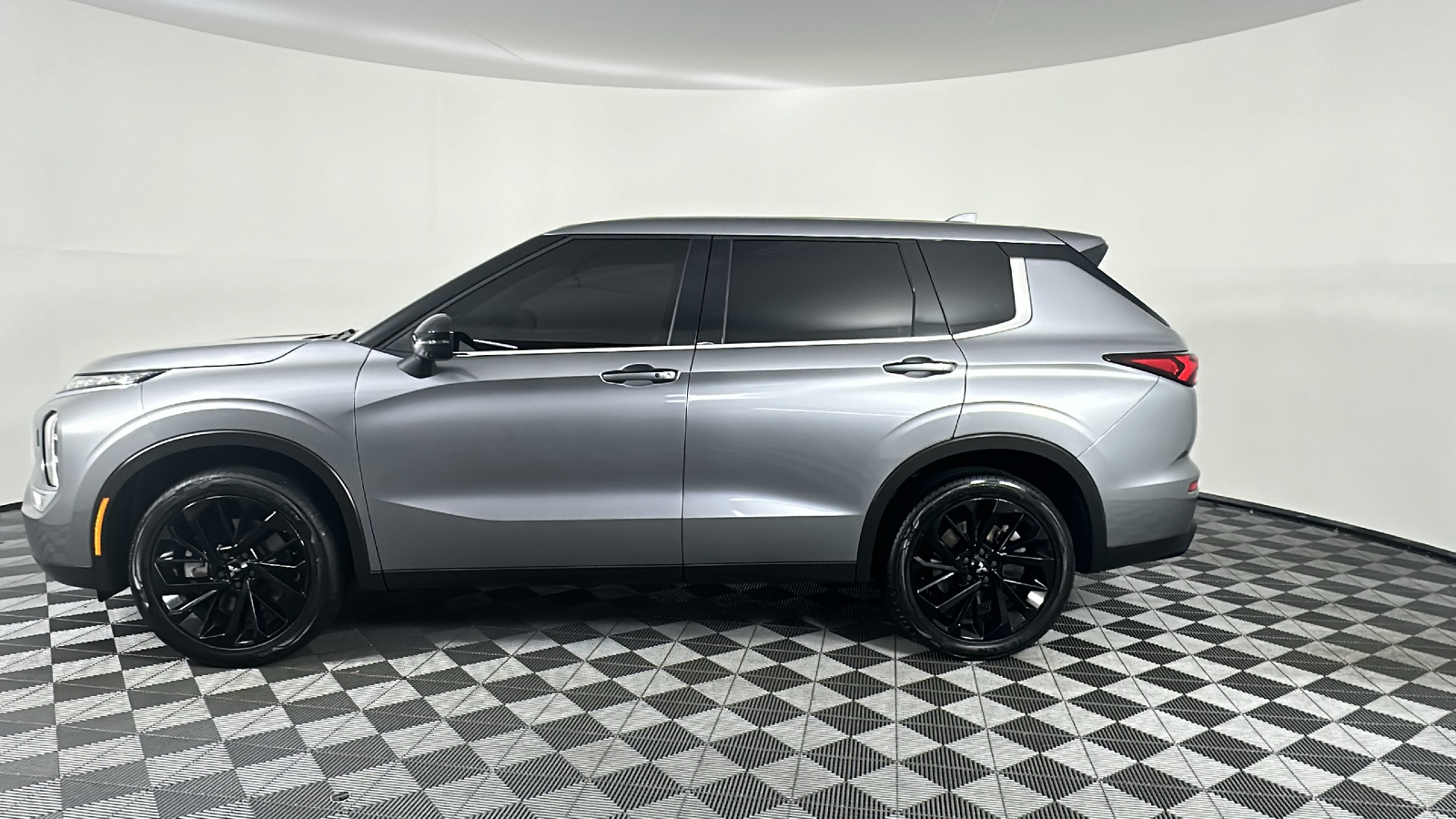 2023 Mitsubishi Outlander SE 9