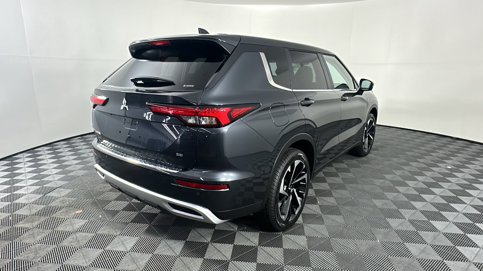 2024 Mitsubishi Outlander SE 18