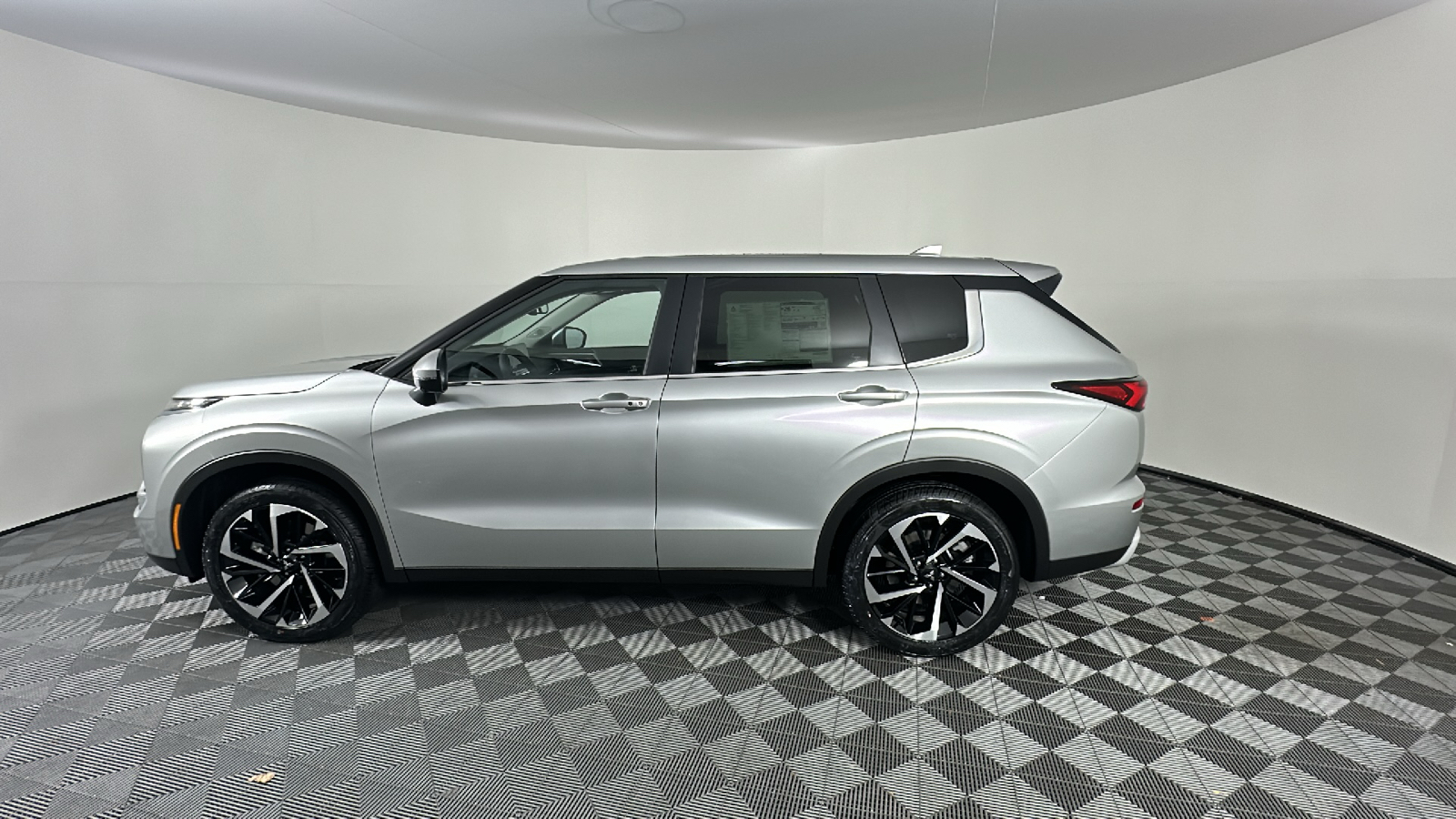 2024 Mitsubishi Outlander SE 7