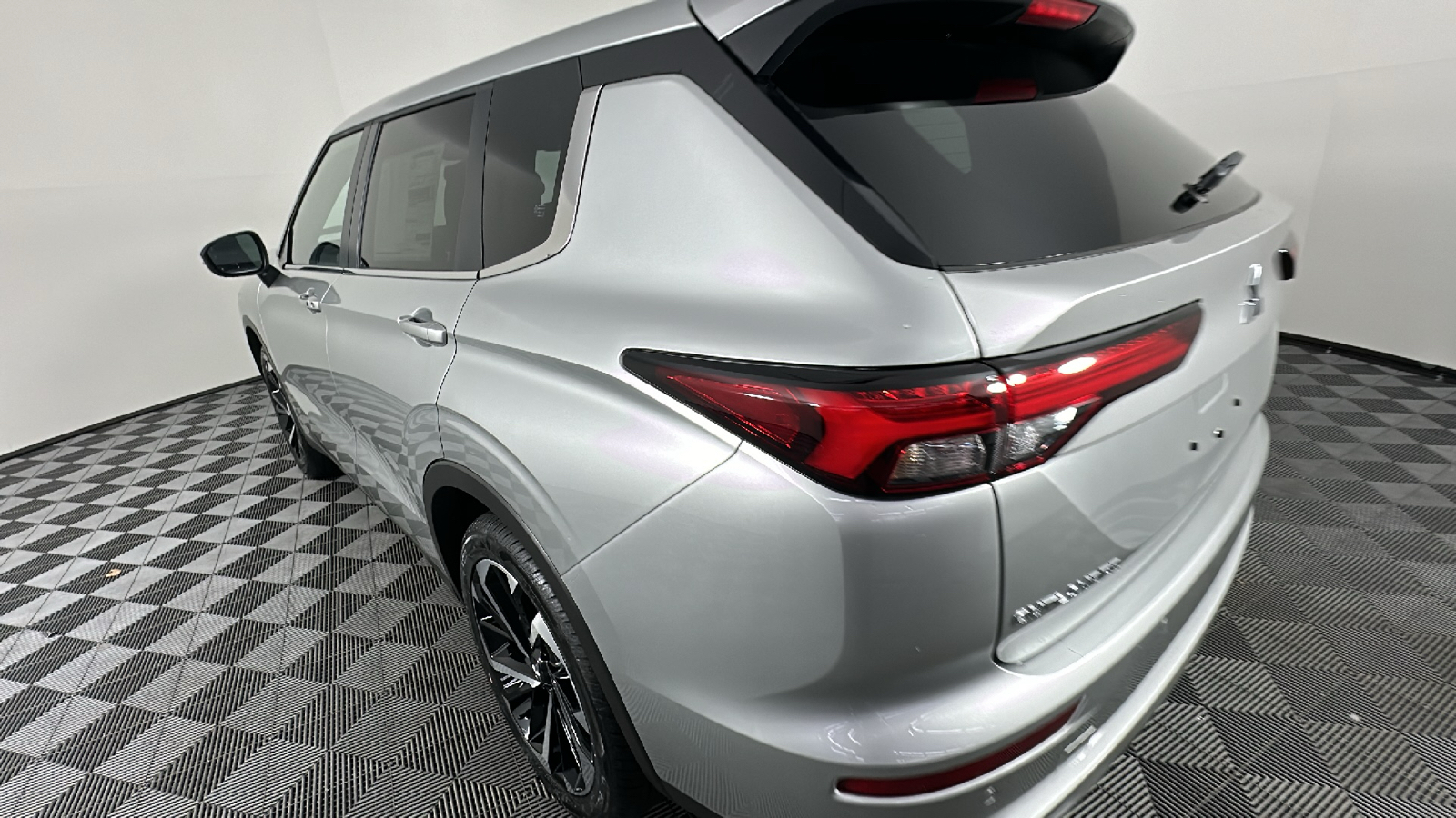 2024 Mitsubishi Outlander SE 10