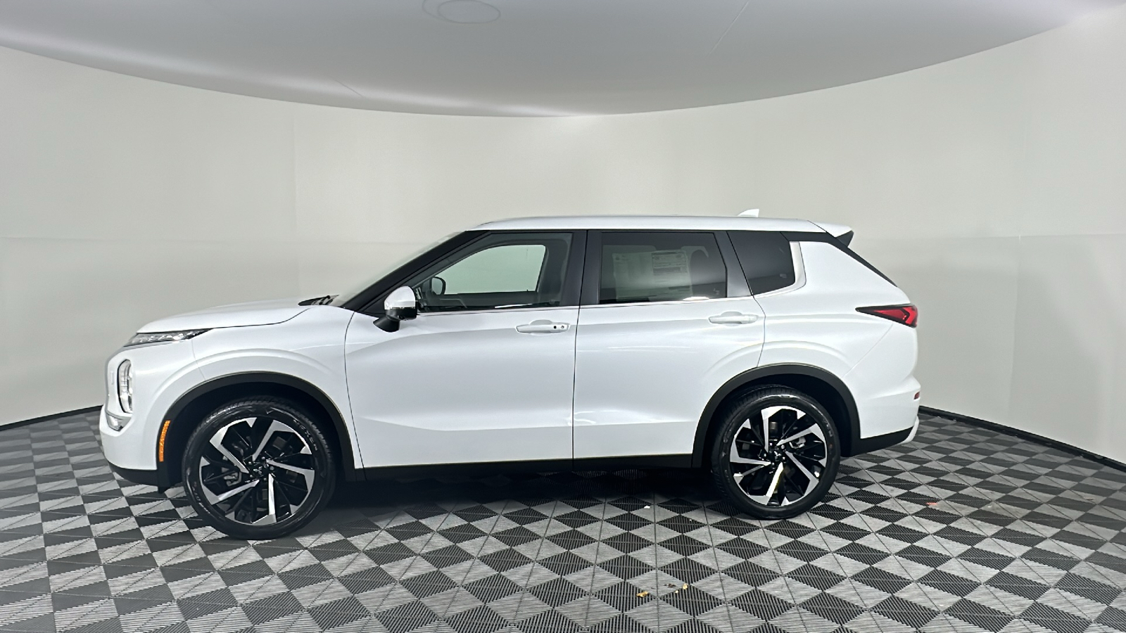 2024 Mitsubishi Outlander SE 9