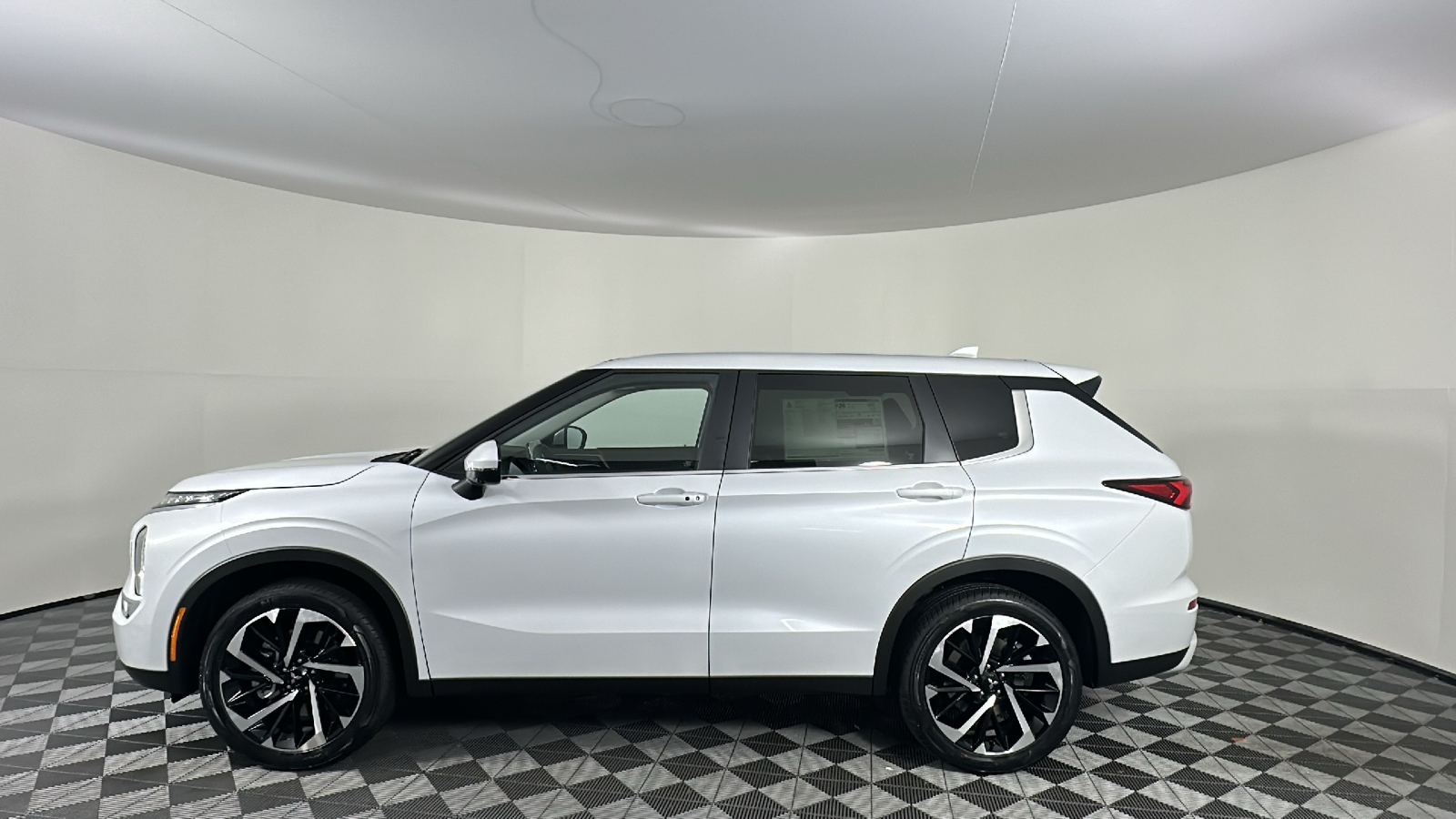 2024 Mitsubishi Outlander SE 9