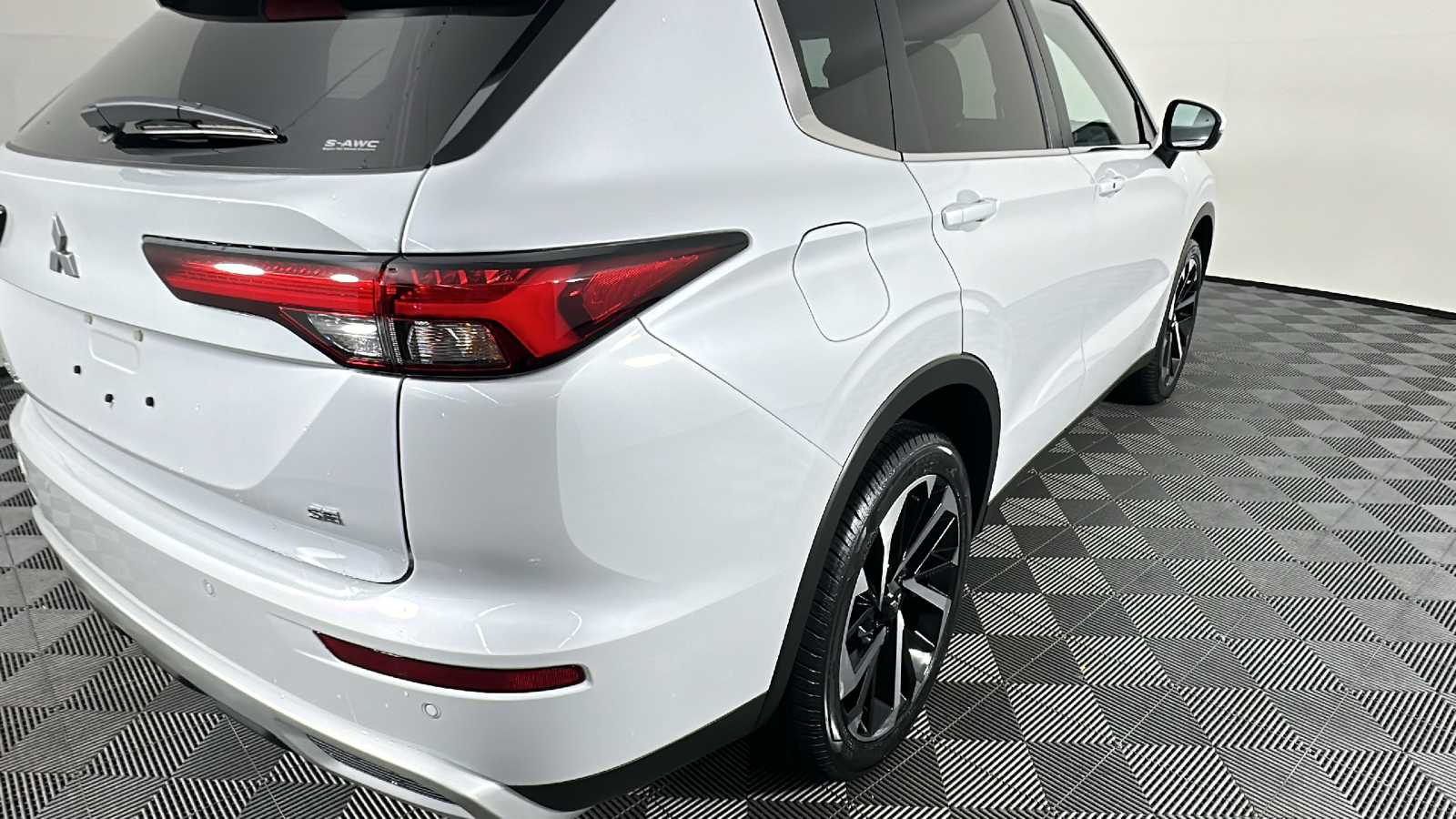 2024 Mitsubishi Outlander SE 19