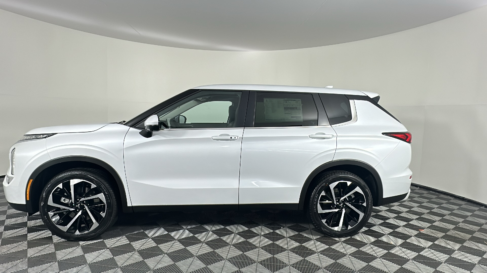 2024 Mitsubishi Outlander SE 9