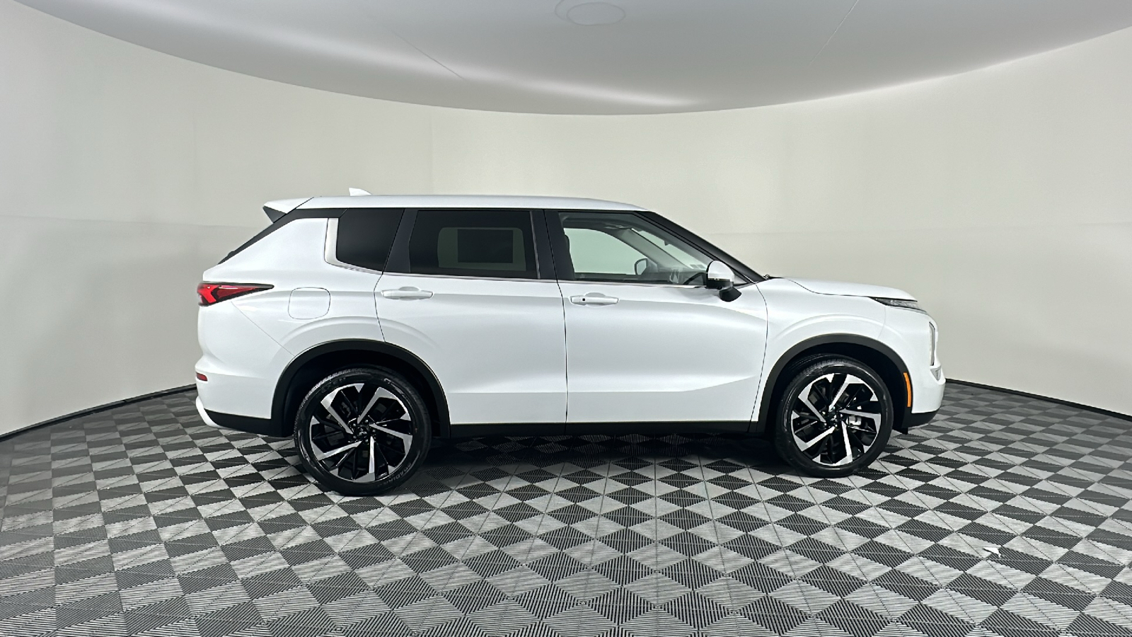 2024 Mitsubishi Outlander SE 21