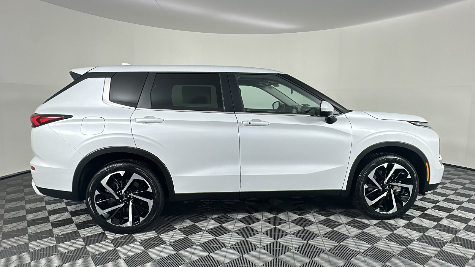 2024 Mitsubishi Outlander SE 22