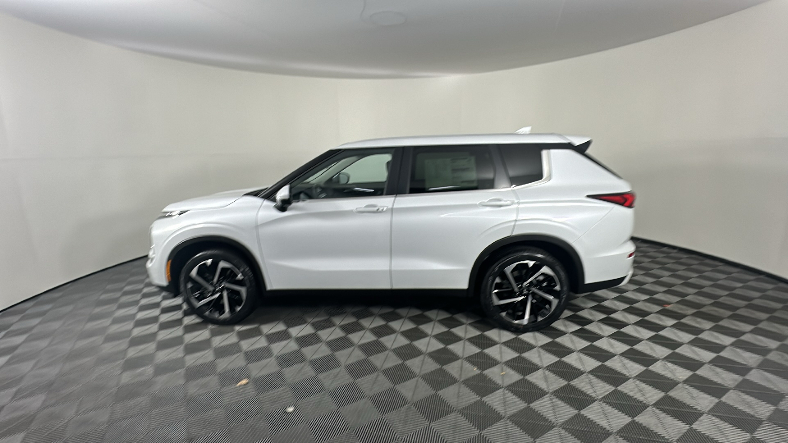 2024 Mitsubishi Outlander SE 7