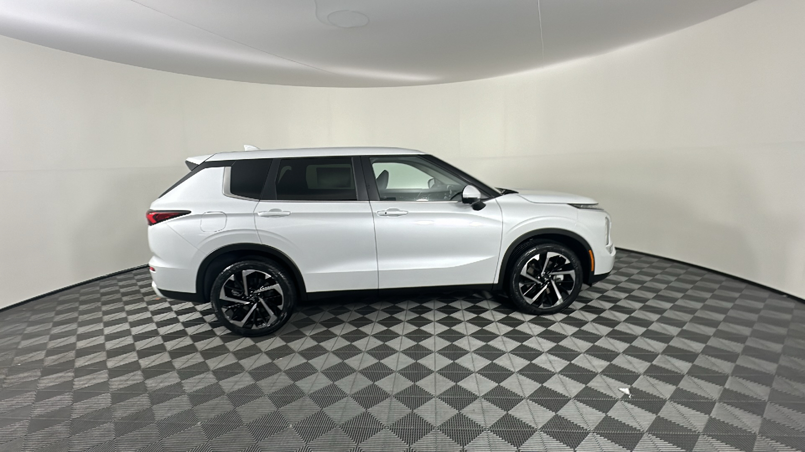 2024 Mitsubishi Outlander SE 19