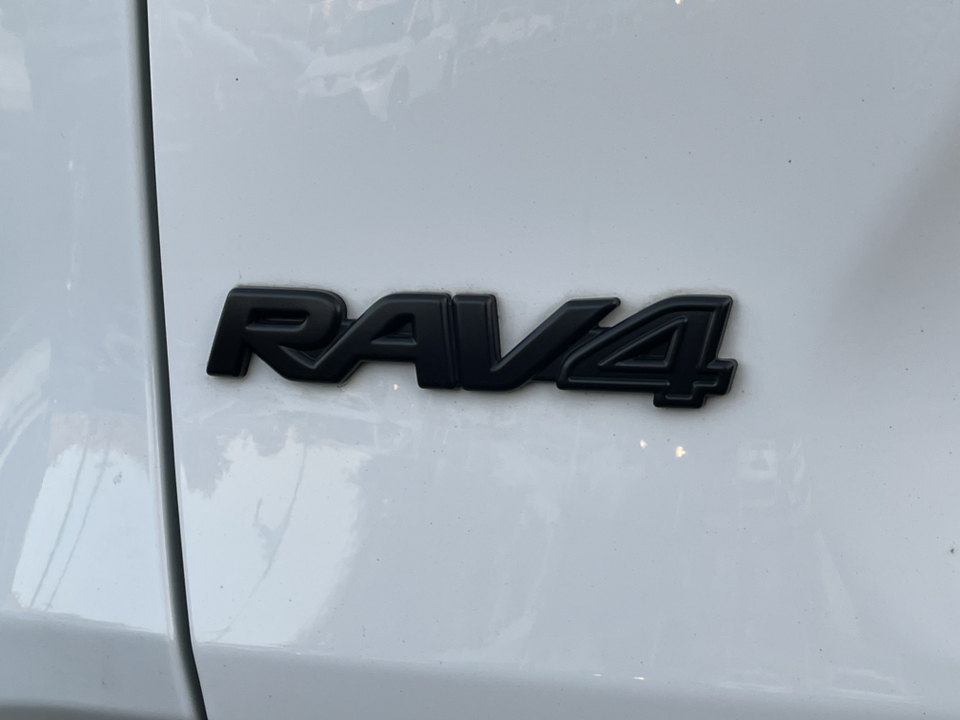 2020 Toyota RAV4 LE 34