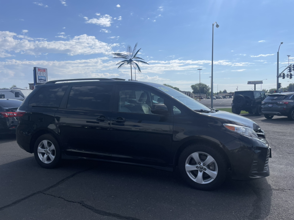 2020 Toyota Sienna LE 1