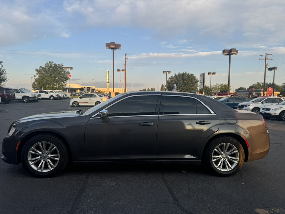 2017 Chrysler 300 300C 3