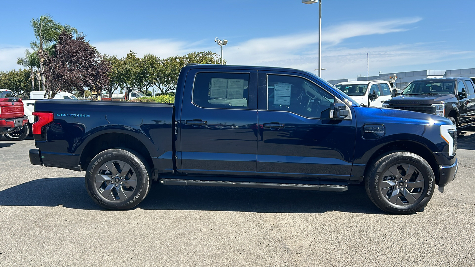 2023 Ford F-150 Lightning Lariat 2