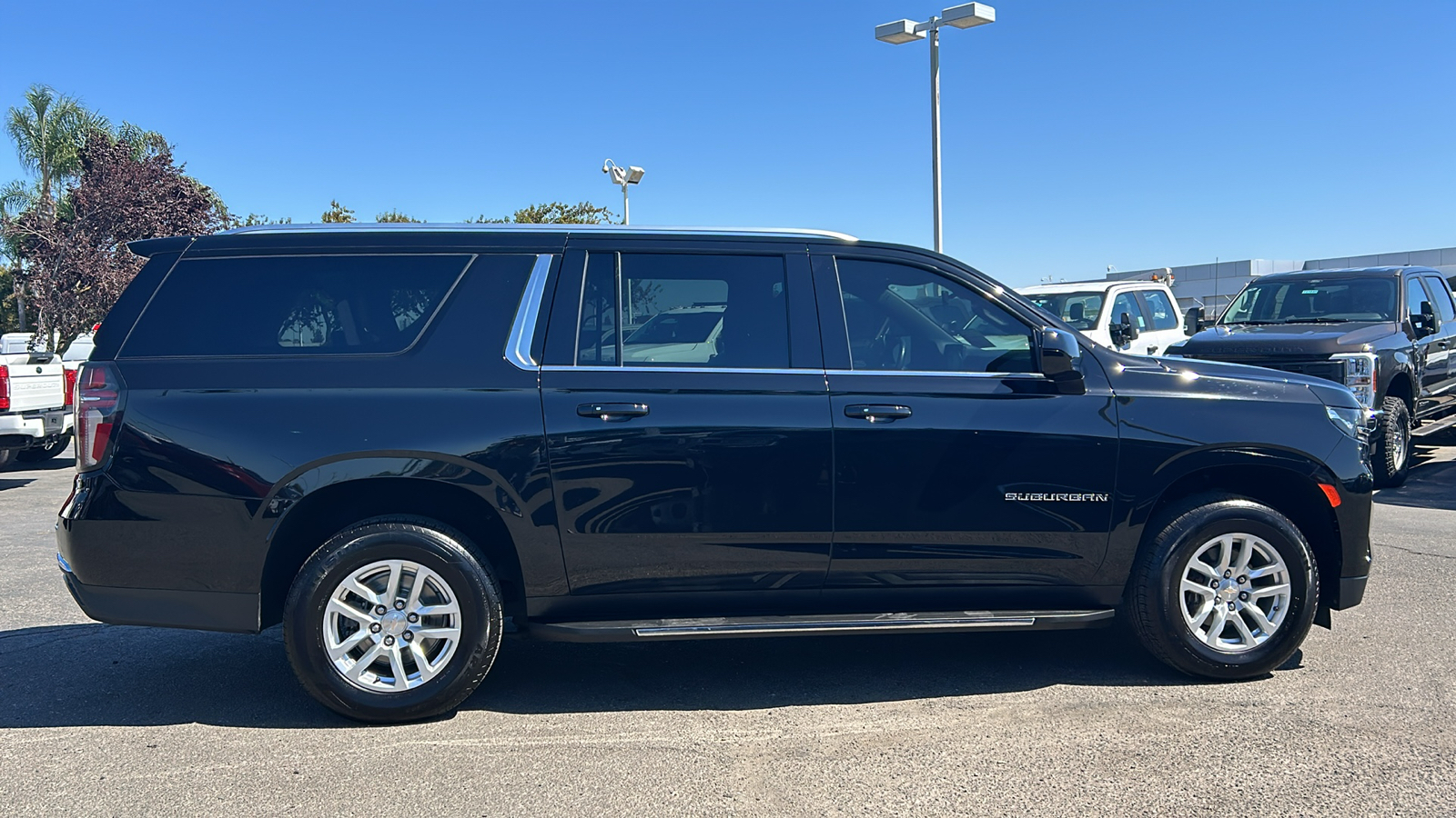 2022 Chevrolet Suburban LT 2